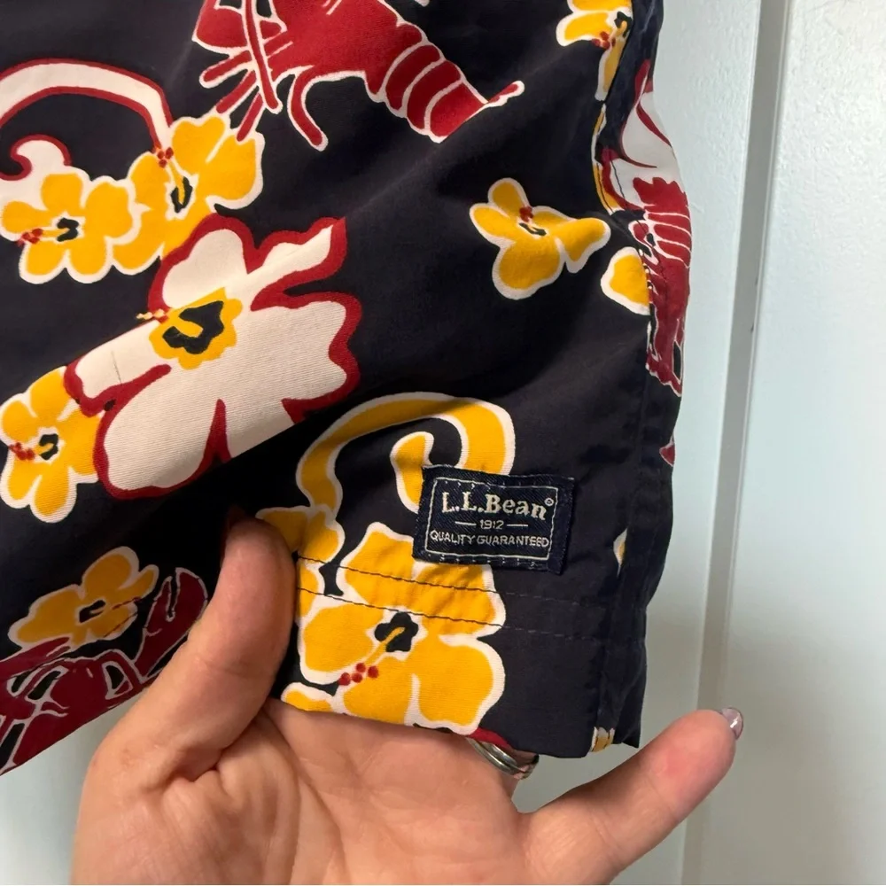 L.L. Bean Mens Swim Trunks Shorts Lobster Hibiscus Floral Print Novelty Vacation
